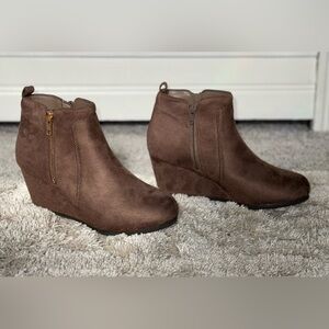NWT! Dream Pairs 7 women’s Brown suede wedge  booties